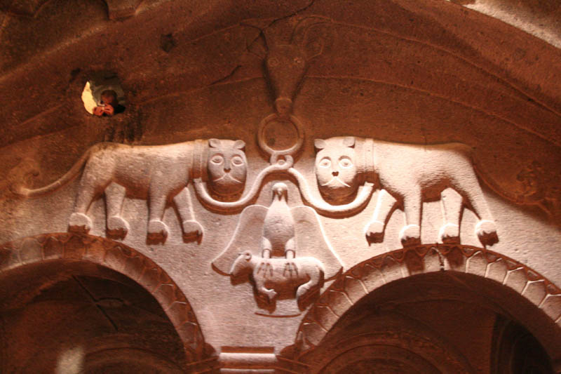 Stemma della famiglia degli zhamatun Papak e Ruzukan scolpito nella propria cappella funeraria, anch’essa in una grotta all’interno della chiesa.