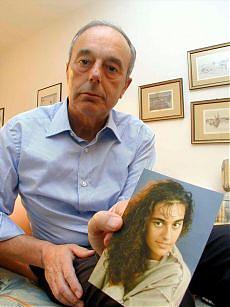 Giuseppe Englaro mostra la foto della figlia Eluana