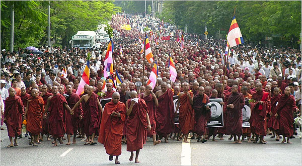 Una manifestazione dei monaci Burmesi contro il regime militare