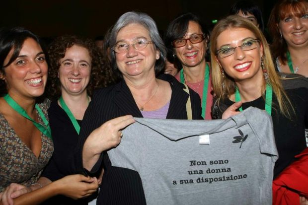 Rosy Bindi con la maglietta “Non sono una donna a sua disposizione”