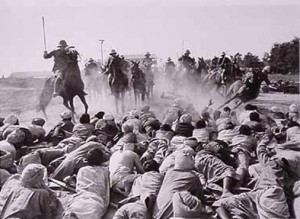 la disobbedienza civile della popolazione indiana ferma la carica di cavalleria degli inglesi (1915)