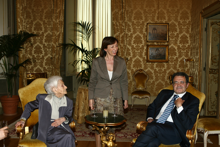 Rita Levi Montalcini con Sandra Zampa e Romano Prodi a Palazzo Chigi in occasione del suo compleanno il 22 aprile 2008