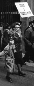 Teresa Noce col nipotino Luca nel 1971