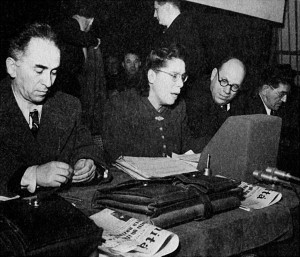 Teresa Noce durante il VI Congresso del PCI del 1947, assieme a (da sinistra) Luigi Longo, Agostino Novella e Giuseppe Di Vittorio