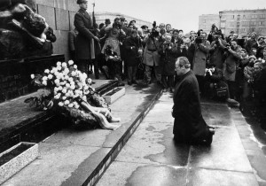Willy Brandt si inginocchia davanti al monumento alla rivolta del ghetto di Varsavia (1970)