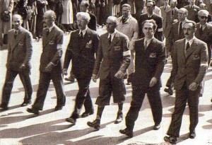 Milano, 5 maggio 1945  Sfila il comando generale del Corpo Volontari della Libertà. Da destra a sinistra: Enrico Mattei, Luigi Longo, Raffaele Cadorna, Ferruccio Parri, Giovanni Battista Stucchi, Mario Argenton. 