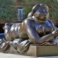 Fernando Botero, donna che fuma una sigaretta, bronzo